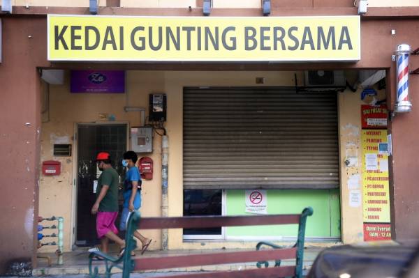 TUTUP... kedai gunting rambut di sekitar Apartment Putra Harmoni Presint 9 tutup semasa Perintah Kawalan Pergerakan Fasa Dua dilaksanakan. -Foto Bernama