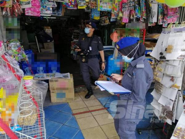 Anggota KPDNHEP Kuala Lumpur menjalankan pemeriksaan ke atas premis perniagaan barangan keperluan di sekitar ibu negara. 