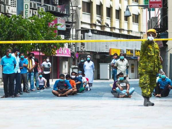 Penghuni-penghuni sekitar Jalan Masjid India beratur untuk membuat saringan Covid-19 hari ini berikutan penularan wabak Covid-19 di Bangunan Selangor Mansion dan Malayan Mansion. - FOTO SHARIFUDIN ABDUL RAHIM