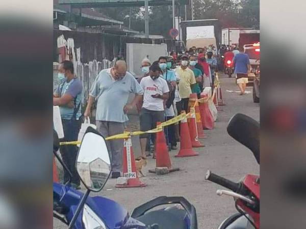 Orang ramai dilihat beratur ketika pemantauan yang dijalankan di beberapa lokasi pasar awam di daerah Klang.