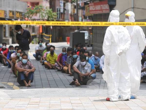 Penghuni sekitar Jalan Masjid India beratur untuk membuat saringan Covid-19 hari ini berikutan penularan wabak Covid-19 di Bangunan Selangor Mansion dan Malayan Mansion. - FOTO SHARIFUDIN ABDUL RAHIM