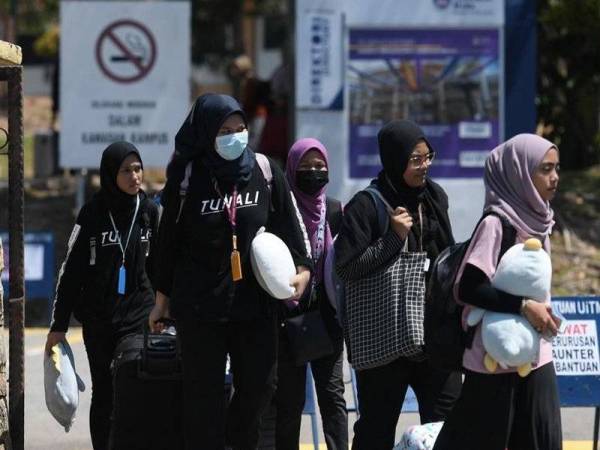 Hampir 80,000 pelajar institusi pengajian tinggi tidak dapat pulang ke rumah berikutan Perintah Kawalan Pergerakan (PKP) sejak 18 Mac lalu. - Foto Bernama