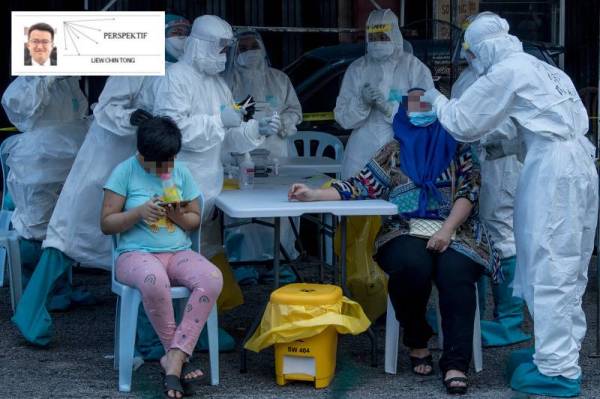 Petugas Kementerian Kesihatan (KKM) membuat pemeriksaan saringan untuk mencegah penularan jangkitan Covid-19 ketika tinjauan di Flat PKNS, Kampung Baru. - Foto Bernama