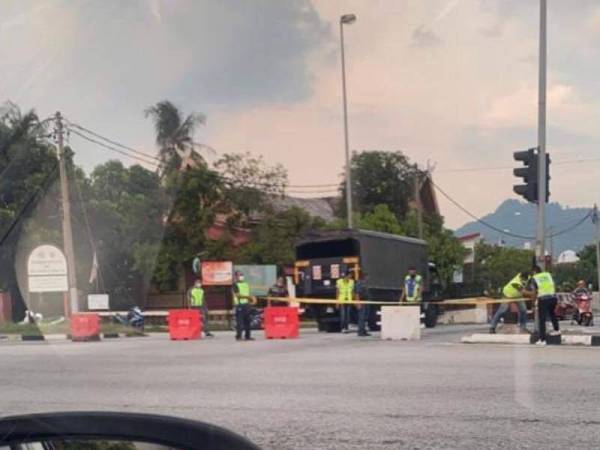 Gambar tular menunjukkan jalan masuk ke Sungai Rokam ditutup.