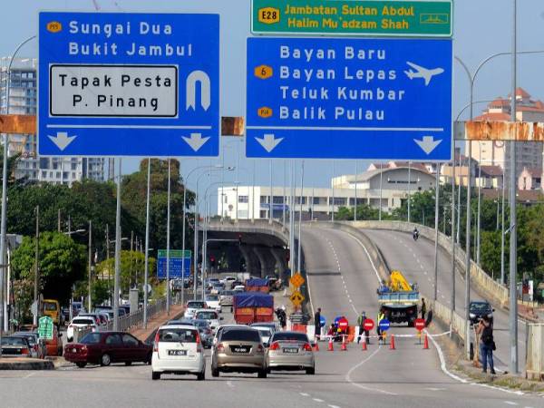 Laluan di bahagian atas dari George Town ke Bayan Lepas di Jalan Sultan Azlan Shah ditutup sepanjang tempoh Perintah Kawalan Pergerakan (PKP). - Foto Bernama