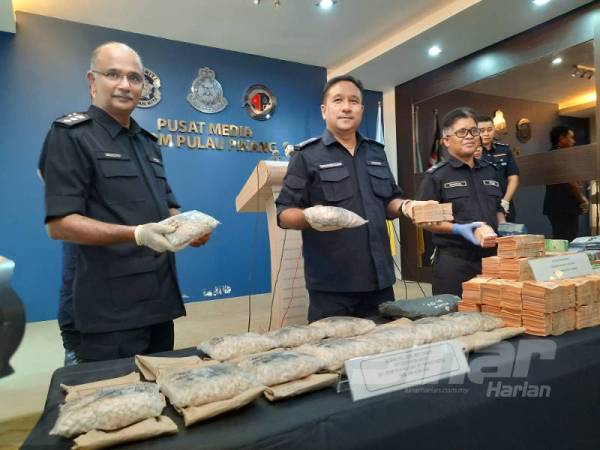 Sahabudin (tengah) menunjukkan dadah yang dirampas dari kelima-lima suspek. 