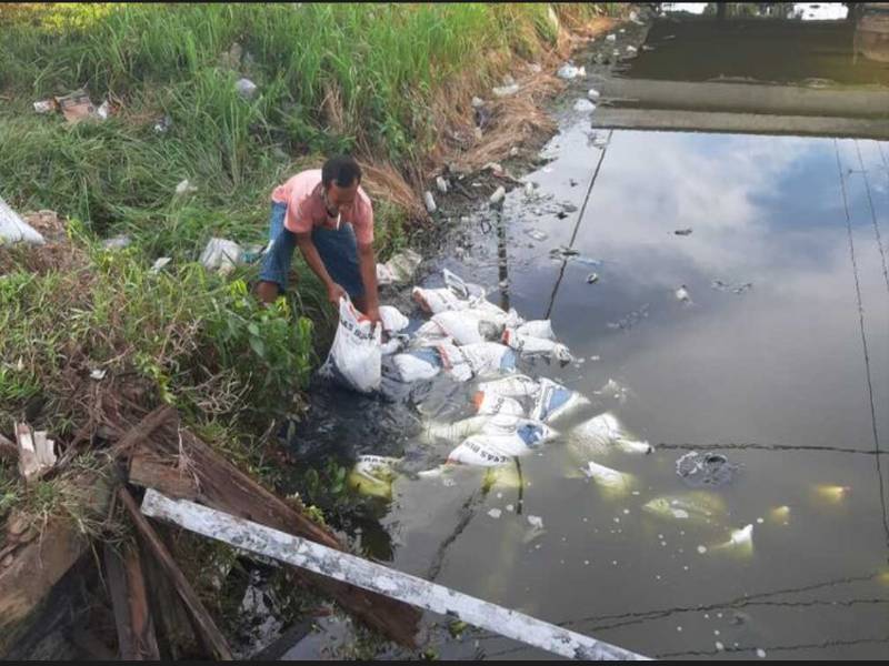 Sebahagian beras berada di dalam parit akibat jambatan runtuh. -Foto: Kompas