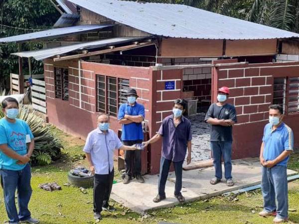 Mustapa (dua dari kiri) menyampaikan sumbangan kepada Yatim (tiga dari kanan) hari ini.