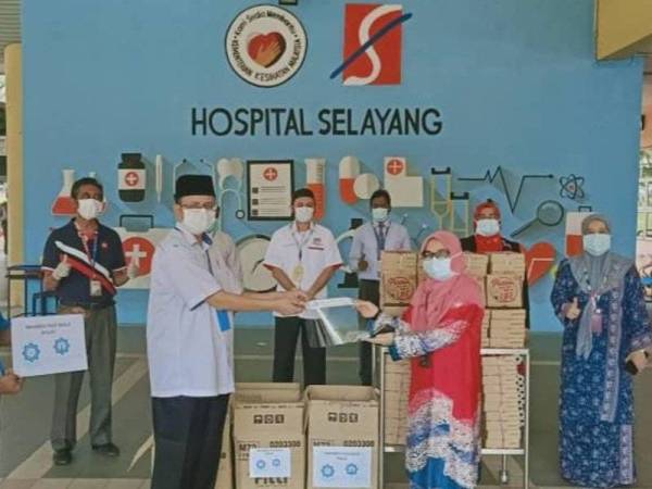 Wakil MAIS menyampaikan sumbangan pelindung muka kepada Hospital Selayang.