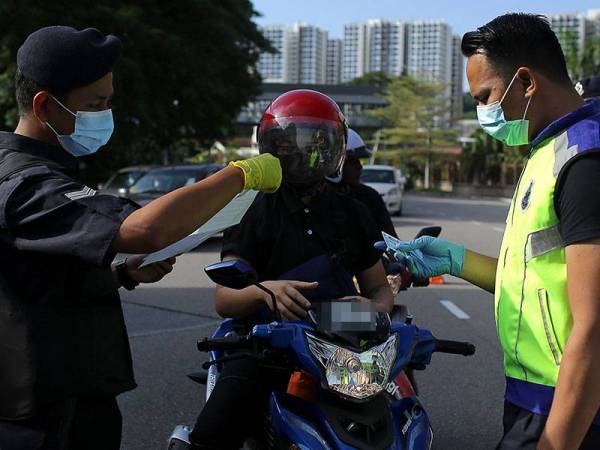 Anggota Polis Diraja Malaysia (PDRM) memperketatkan sekatan jalan raya iaitu meminta surat kebenaran bekerja daripada majikan dan bertanya hala tuju setiap kenderaan yang memasuki Bandaraya Seremban ketika tinjauan sempena Perintah Kawalan Pergerakan. - Foto Bernama