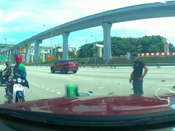 Penunggang motosikal mengalami patah tulang peha kanan selepas merempuh sebuah SUV di susur keluar Maktab PDRM Cheras, semalam.