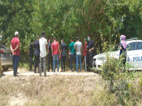 Polis tiba di lokasi kejadian penemuan mayat seorang lelaki di Sungai Perik, Kampung Bukit Mukim Kurong Hitam, Kuala Nerang semalam.