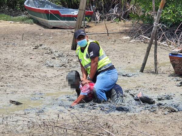 Polis berjaya menahan seorang lelaki yang cuba melarikan diri.