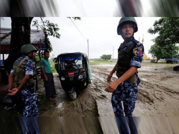 Gambar Polis Myanmar yang sedang mengawal Rakhine. Kredit Al Jazeera