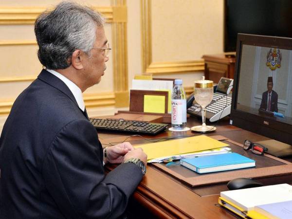 Al-Sultan Abdullah berkenan menerima menghadap Perdana Menteri semasa Mesyuarat Pra-Kabinet menerusi sidang video di Istana Negara pagi ini. - Foto Bernama