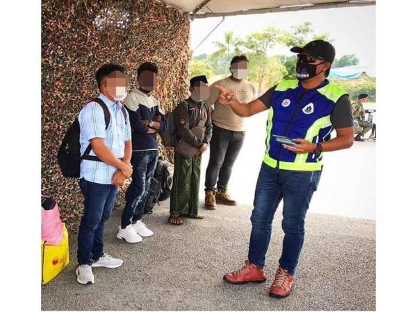 Polis menahan empat lelaki dan seorang wanita warga asing yang didapati melanggar PKP dan tidak memiliki dokumen perjalanan sah di Plaza Tol Jelapang semalam.