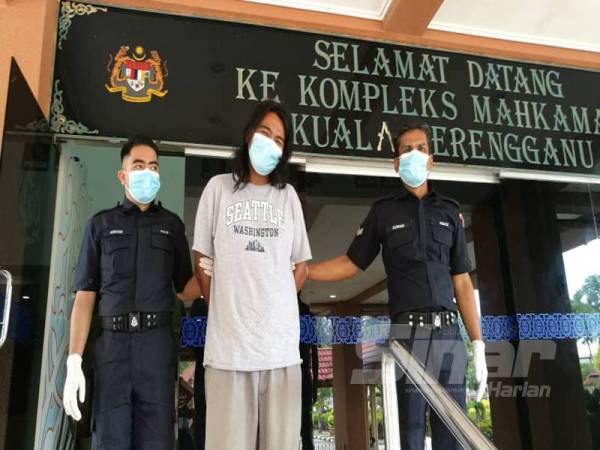 Khairul Anuar mengaku miliki air ketum ketika ditahan polis kerana ingkar PKP di Mahkamah Majistret di sini hari ini