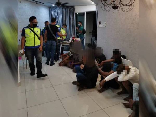 Polis menahan 13 lelaki selepas dipercayai terlibat dengan penganjuran 'private party' di sebuah servis apartmen di Jalan Pangkor di sini awal pagi tadi.