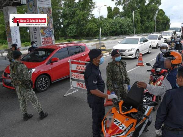 Sekatan jalan raya oleh pihak polis. -Foto Bernama