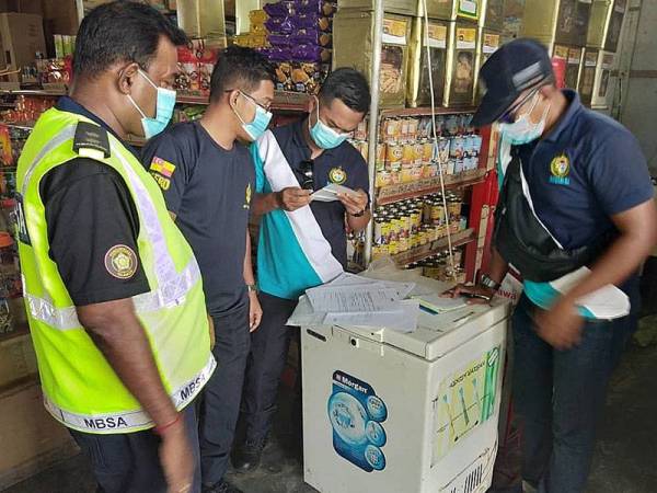 MDSB membuat pemeriksaan di sebuah premis dalam Ops Covid-19 di sini.