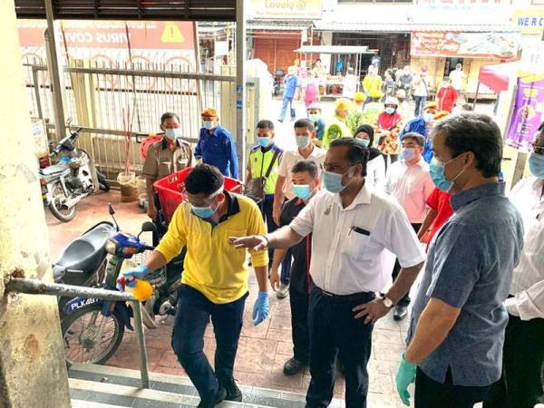 Jagdeep (tengah) melawat Pasar Awam Jelutong di sini hari ini.