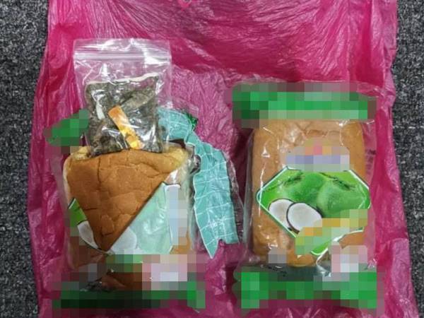 Pemeriksaan polis menemui satu peket plastik berisi dadah jenis ganja yang disorokkan di dalam roti.