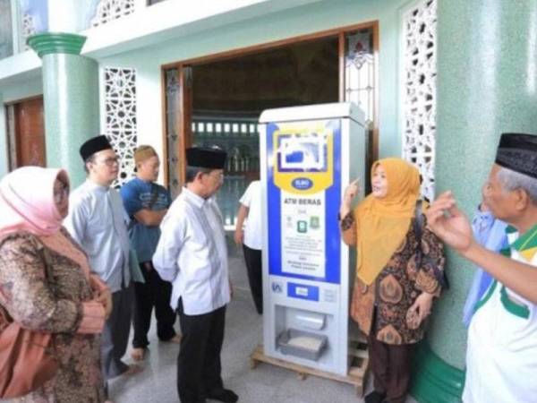 Sebanyak 119 mesin automatik beras ditempatkan di masjid di bandar Tangerang. -Foto Detik