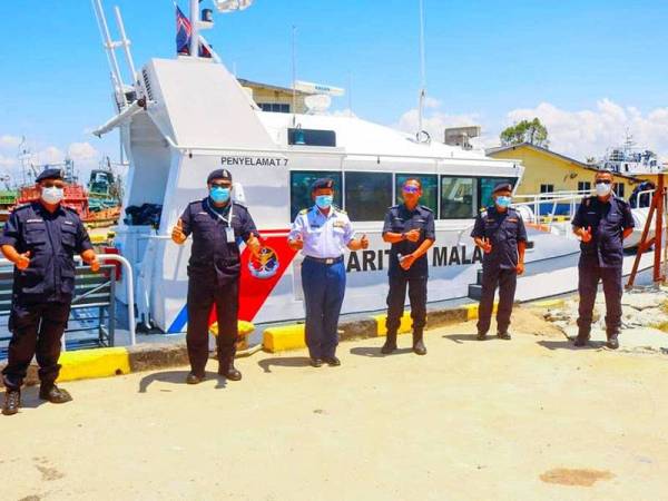 APMM bekerjasama dengan IPD Besut menyerahkan sumbangan kepada nelayan pantai bagi meringankan beban golongan berkenaan selepas terputus mata pencarian ekoran perlaksanaan PKP.