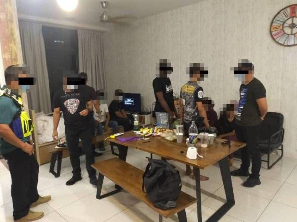 Antara 11 individu yang diberkas selepas disyaki berpesta liar di dalam apartmen di Johor Bahru, Johor awal pagi hari ini.