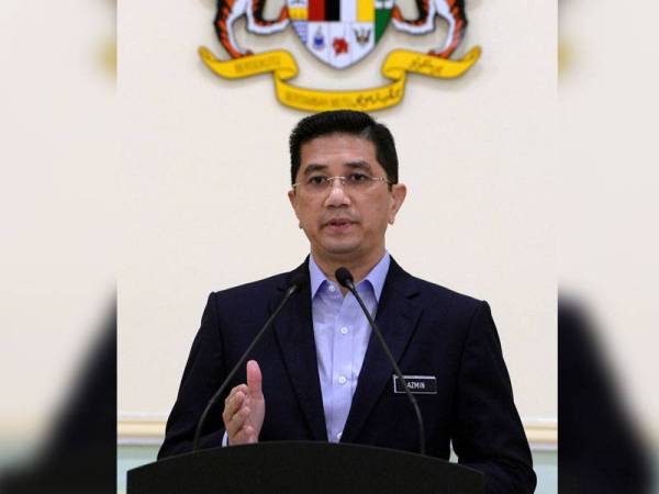 Menteri Kanan merangkap Menteri Perdagangan Antarabangsa dan Industri (MITI) Datuk Seri Mohamed Azmin Ali ketika sidang media berkenaan keperluan membenarkan sektor-sektor tambahan beroperasi di bangunan Perdana Putra hari ini.