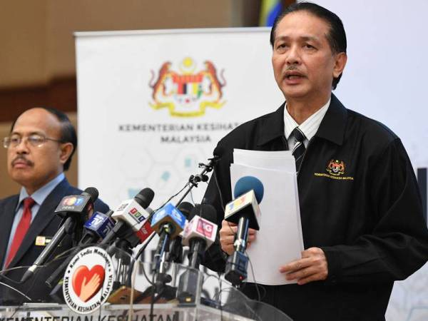 Ketua Pengarah Kesihatan, Datuk Dr Noor Hisham Abdullah bercakap pada sidang media harian berkaitan jangkitan Covid-19 di Kementerian Kesihatan. -Foto Bernama