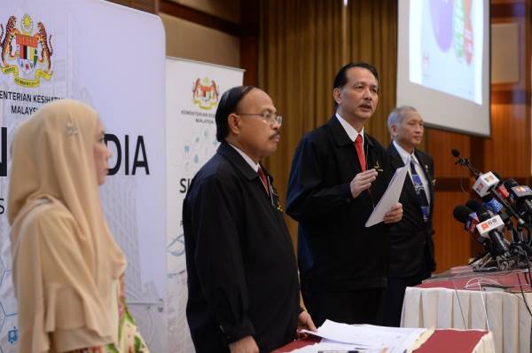 Ketua Pengarah Kesihatan, Datuk Dr Noor Hisham Abdullah (dua dari kanan) bercakap pada sidang media harian berkaitan jangkitan Covid-19 di Kementerian Kesihatan hari ini. - Foto Bernama