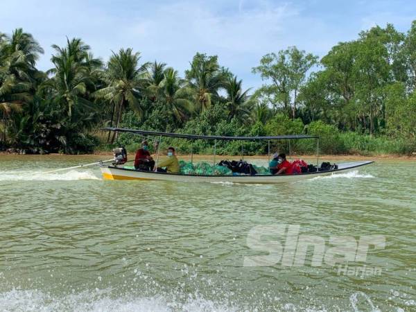 Makanan dibawa menyeberangi sungai untuk diagihkan kepada penduduk secara berperingkat di pulau-pulau.