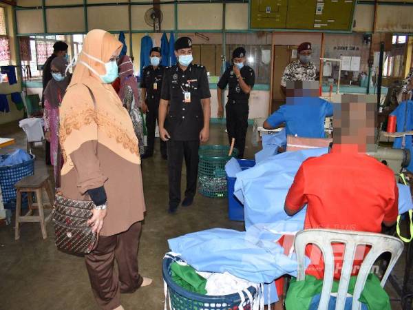 Dr Narimah ketika meninjau proses penyediaan PPE yang diusahakan banduan di Kemta dan Penjara Taiping.