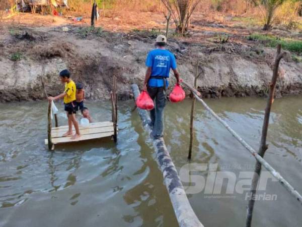 Cikgu Mie agih bantuan kepada Orang Asli.