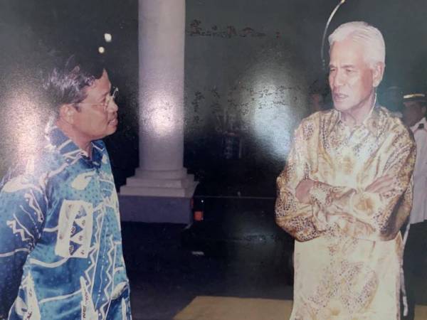 Kenangan Ishak bersama Almarhum Sultan Azlan.