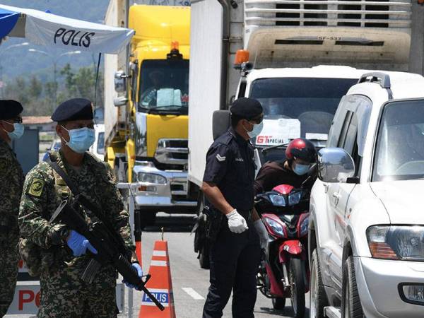 Anggota polis dan tentera melakukan sekatan jalan raya susulan Perintah Kawalan Pergerakan yang kini memasuki fasa ketiga. - Foto Bernama