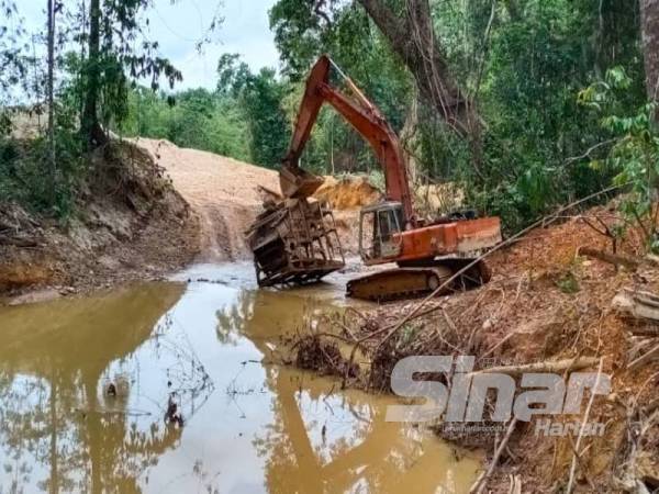 Lokasi lombong emas haram di Hutan Simpan Aur Gading, Lipis yang diserbu anggota penguatkuasa Pejabat Hutan Daerah Lipis, kelmarin.