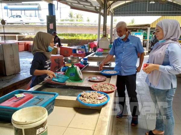 Hamdan membuat pemantauan operasi penjualan ikan di Pasar Nelayan LKIM Seberang Kota.