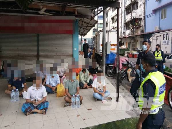 Antara warga asing yang ditahan di Bukit Bintang di sini hari ini.