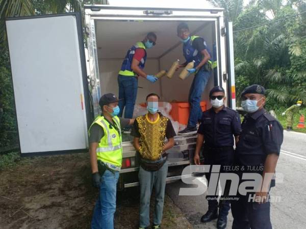 Seorang pemandu lori membawa muatan ais ditahan selepas pemeriksaan menemui 23 botol plastik lut sinar berisi cecair disyaki air ketum dianggarkan sebanyak 34.5 liter.