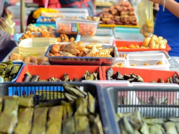 Ketiadaan bazar Ramadan pada tahun ini berikutan penularan wabak Covid-19 bukanlah halangan untuk para peniaga meneruskan perniagaan apabila mereka kini beralih kepada perniagaan secara dalam talian bagi mematuhi PKP. - Foto 123RF