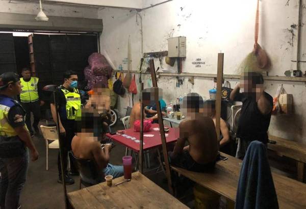 Antara yang ditahan ketika leka bermain judi di sebuah rumah kedai di Pulau Indah, Klang tengah malam kelmarin.