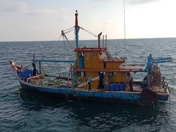 Antara yang ditahan Pasukan Polis Marin (PPM) ketika rondaan Op Covid-19 di Laut Sungai Besar, Selangor baru-baru ini.