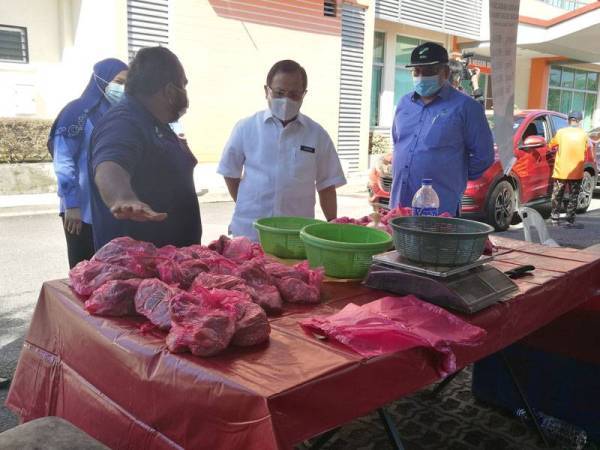 Datuk Seri Ahmad (tengah) semasa melawat Pasar Segar Terkawal (PST) di Pusat Operasi Fama Seremban, Jalan Labu dekat sini hari ini.