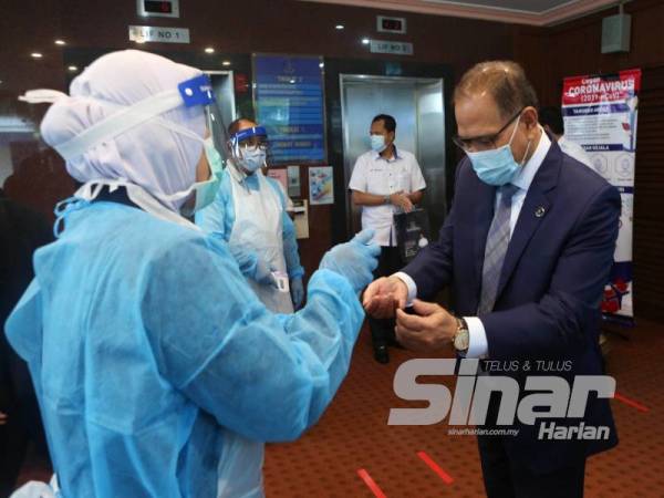 Wan Rosdy mengambil langkah pencegahan dengan memakai topeng muka serta menggunakan sanitizer sebelum memasuki dewan.