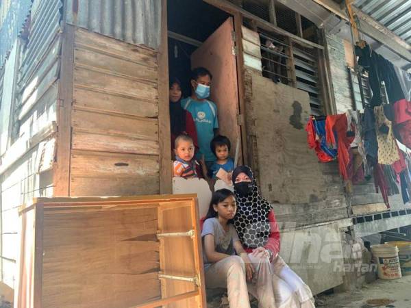 Busrah bersama suaminya, Rosli serta anak-anaknya yang hidup serba kekurangan di sebuah rumah sewa di Kampung Melayu Majidee, Johor Bahru, Johor. 