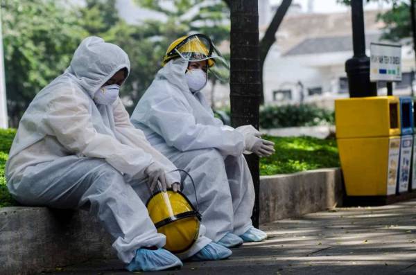 Jumlah kematian akibat koronavirus (Covid-19) di Indonesia meningkat kepada 590 kes dengan lapan lagi kematian berlaku dalam tempoh 24 jam- FOTO: Reuters