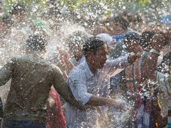 Sambutan Thingyan oleh masyarakat Myanmar berbeza dengan sambutan Songkran oleh masyarakat Siam. (Gambar hiasan - Foto 123RF)