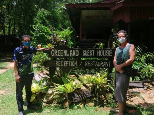 Harry (kanan) dan Afzal di Greenland Guesthouse yang menjadi tempat tinggal pelancong Jerman itu sepanjang tempoh PKP.